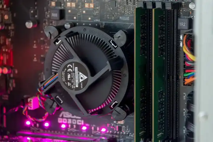 Expert Insights on Motherboard Flexing and CPU Temperatures